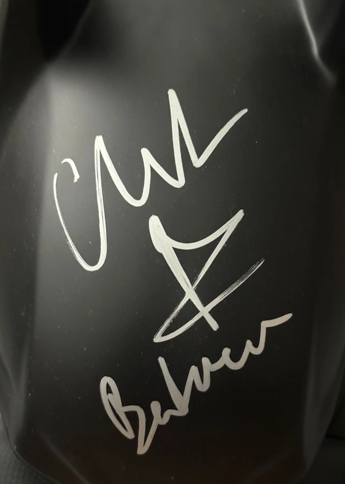 Christian Bale — Christian Bale Signed Batman The Dark Knight 1:1 Scale Cowl Replica Beckett BAS, изображение 2