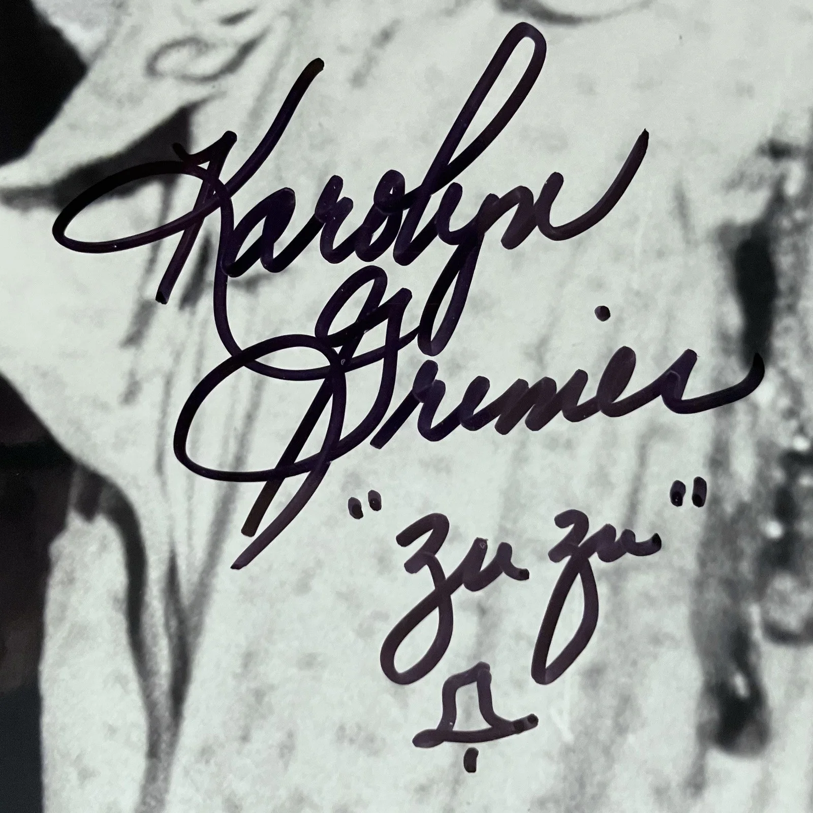 Karolyn Grimes — IT’S A WONDERFUL LIFE Signed 8x10 / KAROLYN GRIMES as Zuzu Bailey / BELL DRAWING, изображение 3