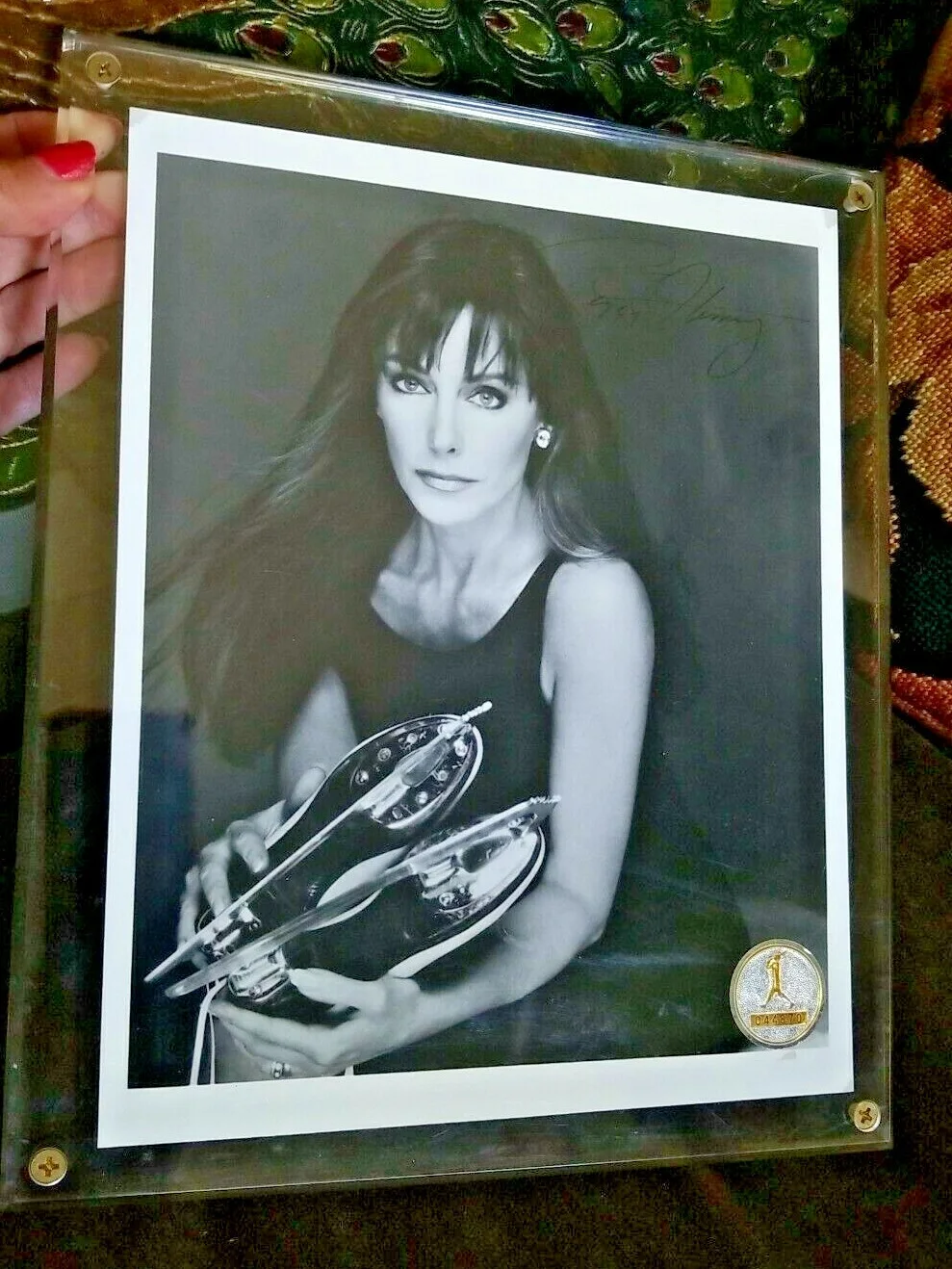 Peggy Fleming — PEGGY FLEMING HAND SIGNED 8x10 PHOTO+COA ~ SEALED in PLEXI GLASS FRAME, изображение 2