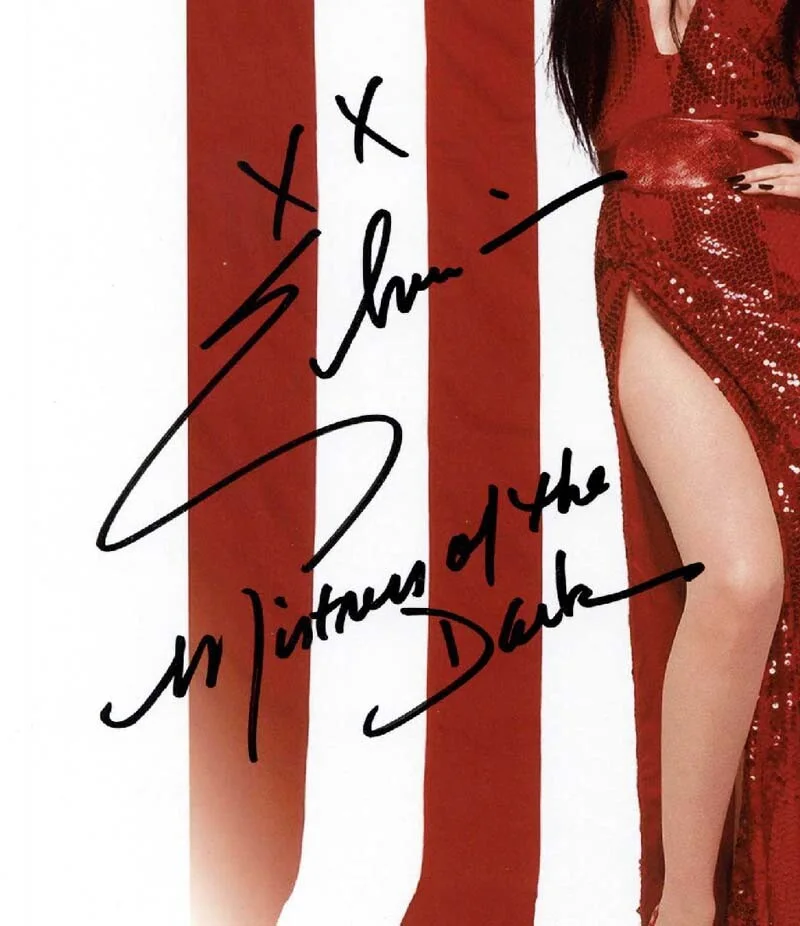ELVIRA CASSANDRA PETERSON SIGNED AUTOGRAPHED 11x14 PHOTO HORROR ICON BECKETT BAS, изображение 2