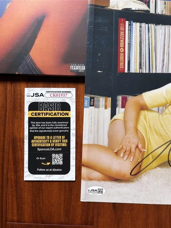 Sabrina Carpenter Short n’ Sweet Signed Vinyl Sky Blue Insert with JSA COA New, изображение 3