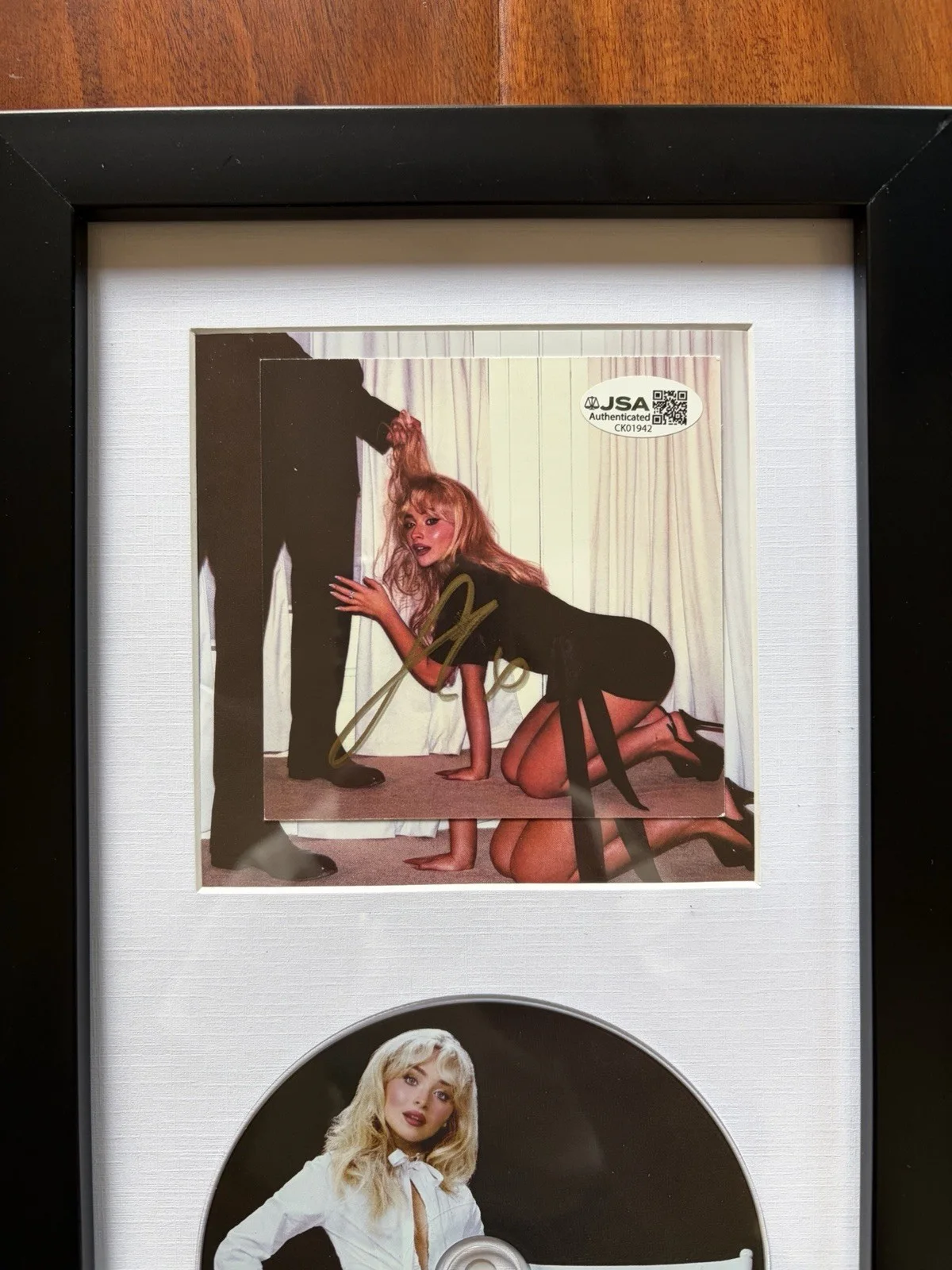 AUTHENTIC Sabrina Carpenter Man’s Best Friend FRAMED Signed CD Cover JSA COA, image 2