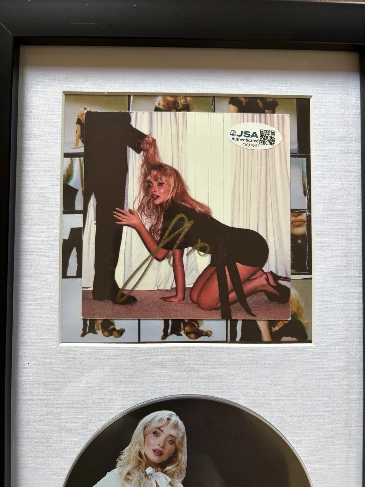 AUTHENTIC Sabrina Carpenter Man’s Best Friend FRAMED Signed CD Cover JSA COA, image 2