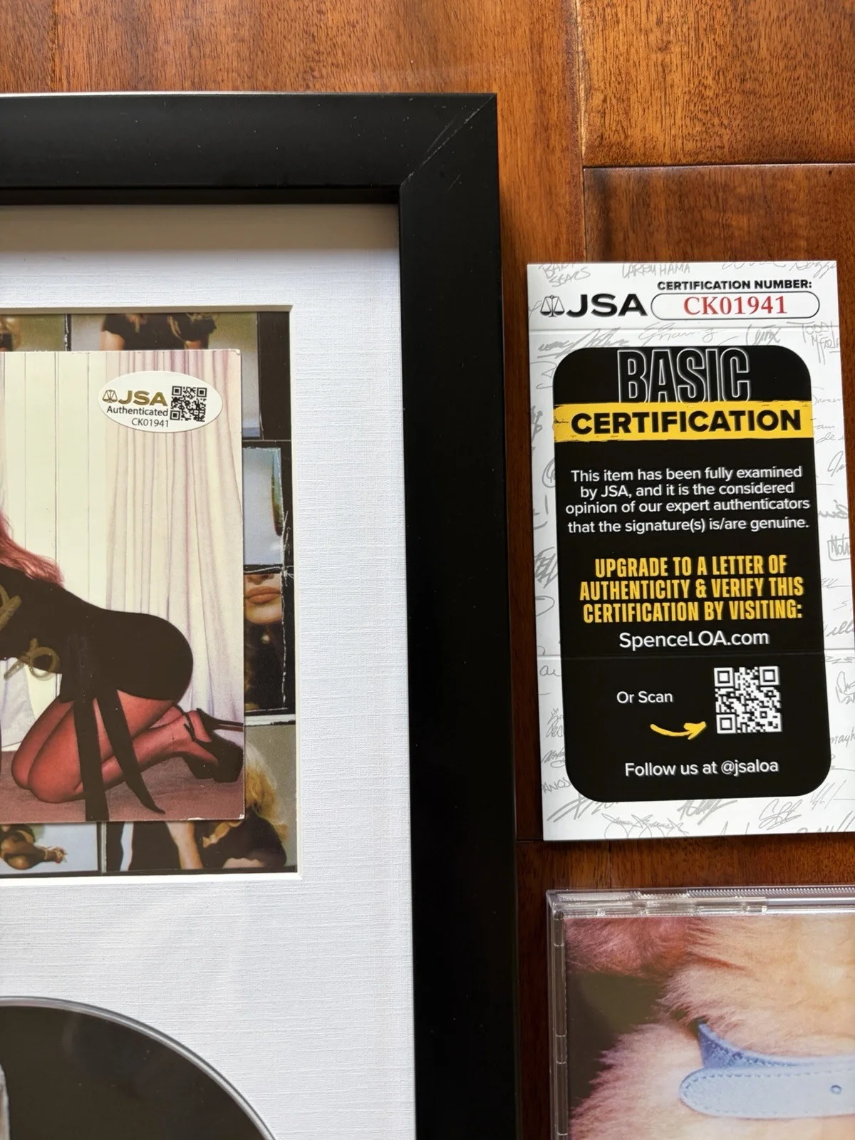 AUTHENTIC Sabrina Carpenter Man’s Best Friend FRAMED Signed CD Cover JSA COA, image 3