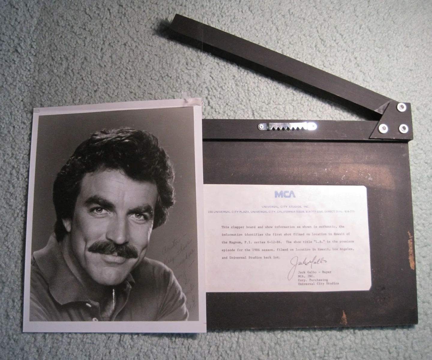 Tom Selleck — Clapperboard Tom Selleck Signed Autographed 8x10 Photo MCA Statement Magnum PI, image 2