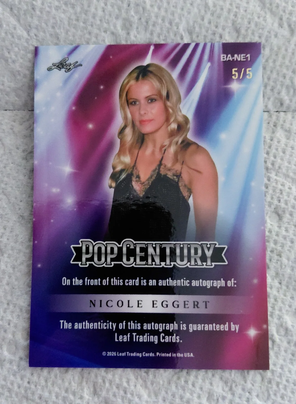 NICOLE EGGERT — 2026 POP CENTURY. NICOLE EGGERT. "BAYWATCH". AUTOGRAPH. DK BLUE PRISMATIC. 5/5., изображение 2