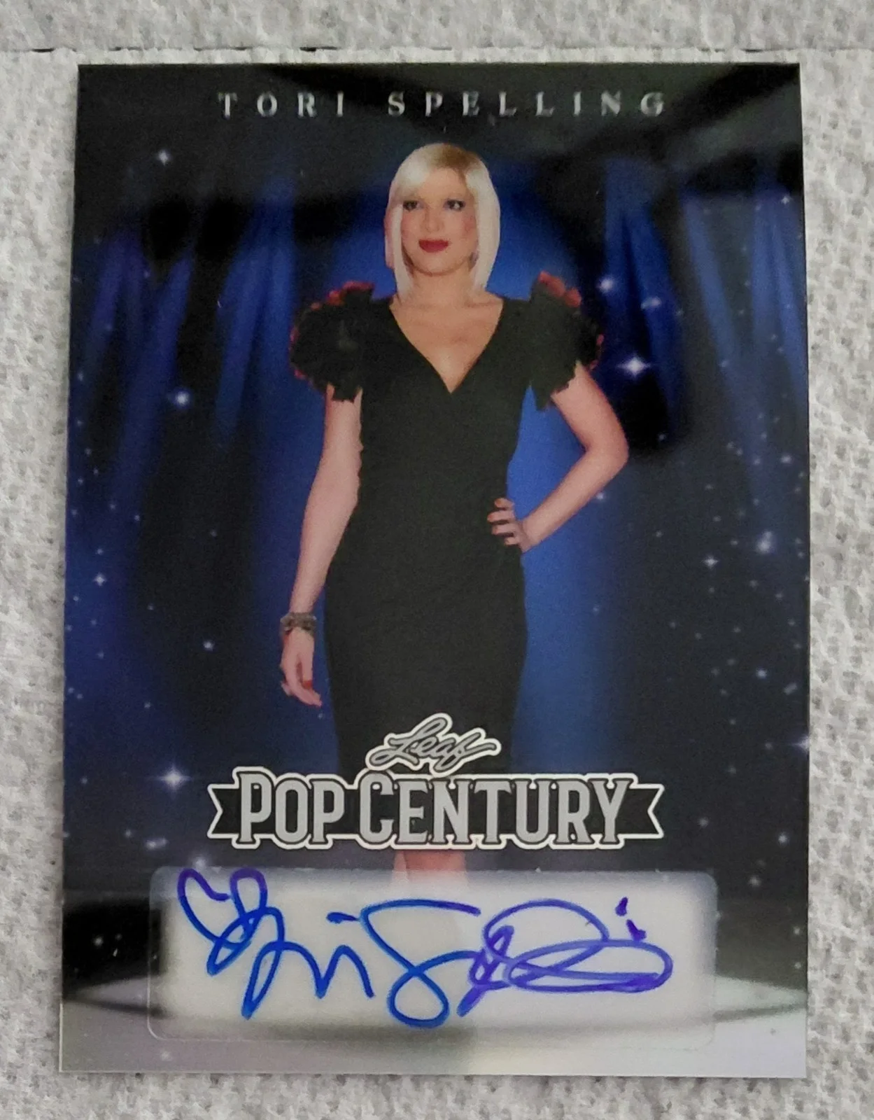 TORI SPELLING — 2026 POP CENTURY. TORI SPELLING. 90210 STAR. AUTOGRAPH. DK BLUE PRISMATIC. 5/5.
