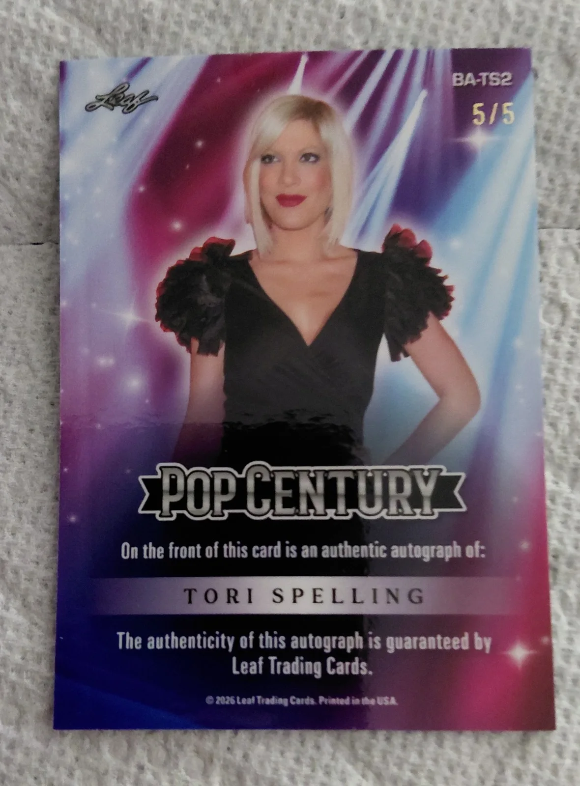 TORI SPELLING — 2026 POP CENTURY. TORI SPELLING. 90210 STAR. AUTOGRAPH. DK BLUE PRISMATIC. 5/5., изображение 2