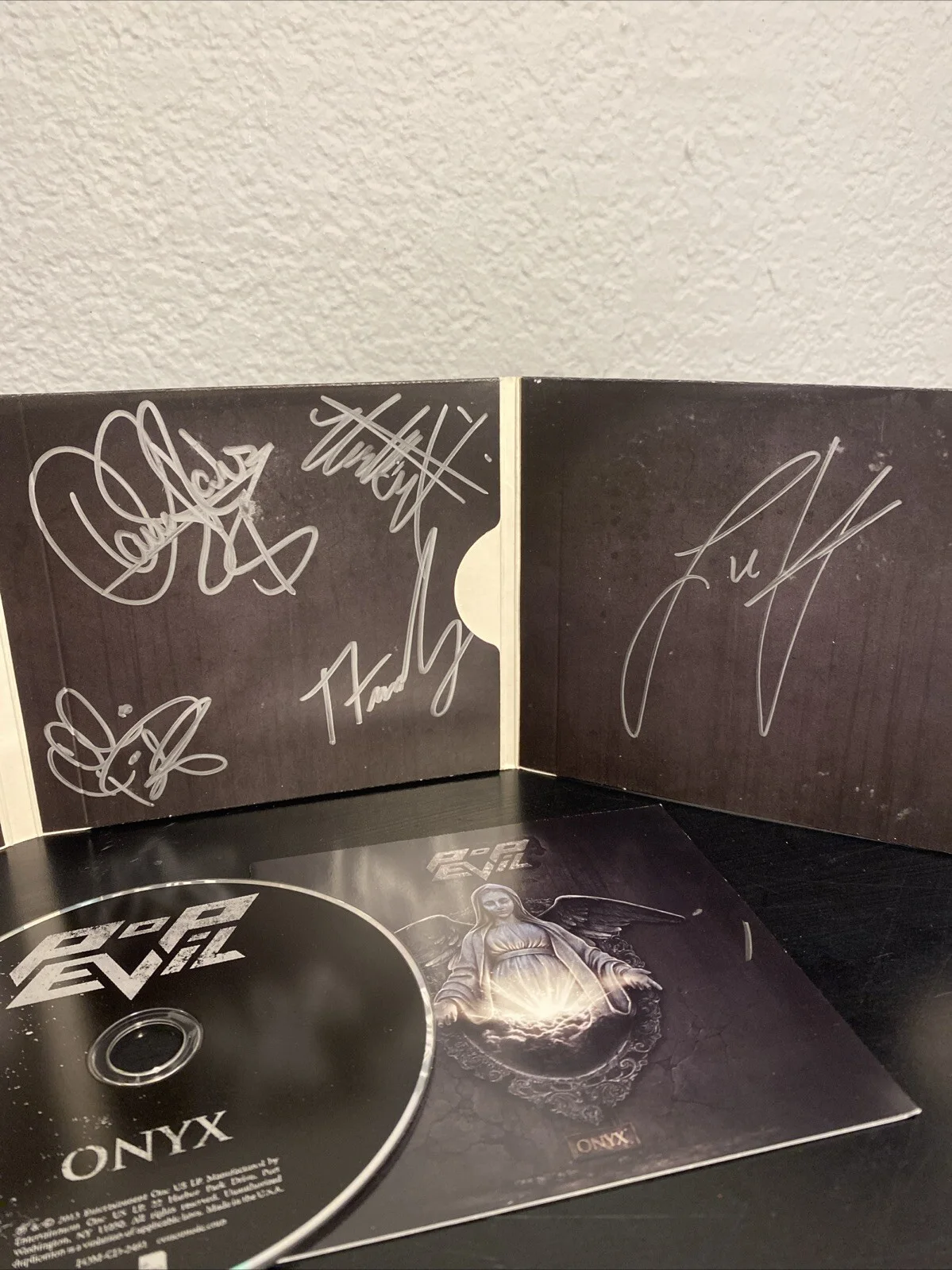 Pop Evil Signed Onyx Album Autograph Very Rare Signed On 2 Parts Of Album, изображение 2