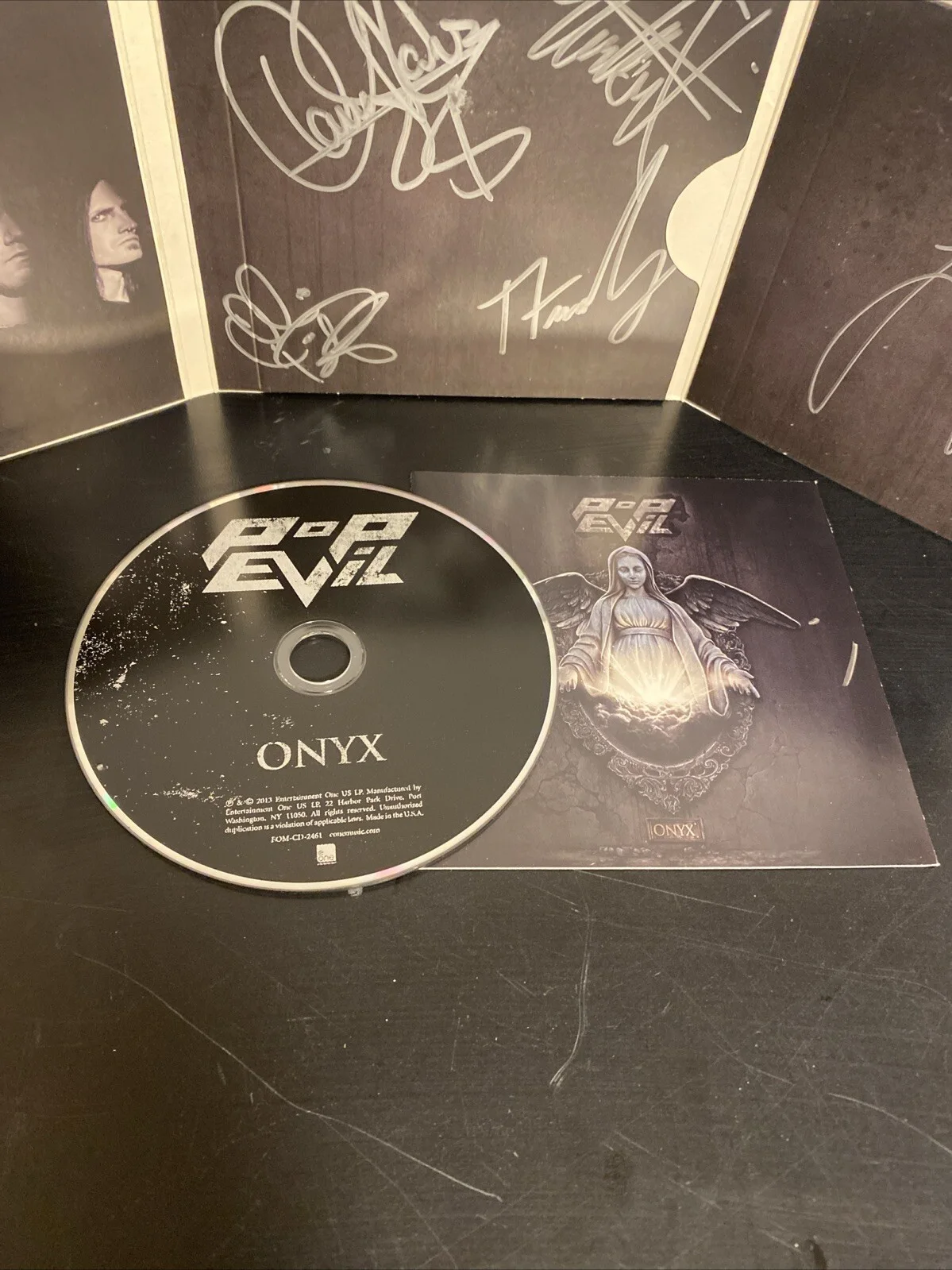 Pop Evil Signed Onyx Album Autograph Very Rare Signed On 2 Parts Of Album, изображение 3