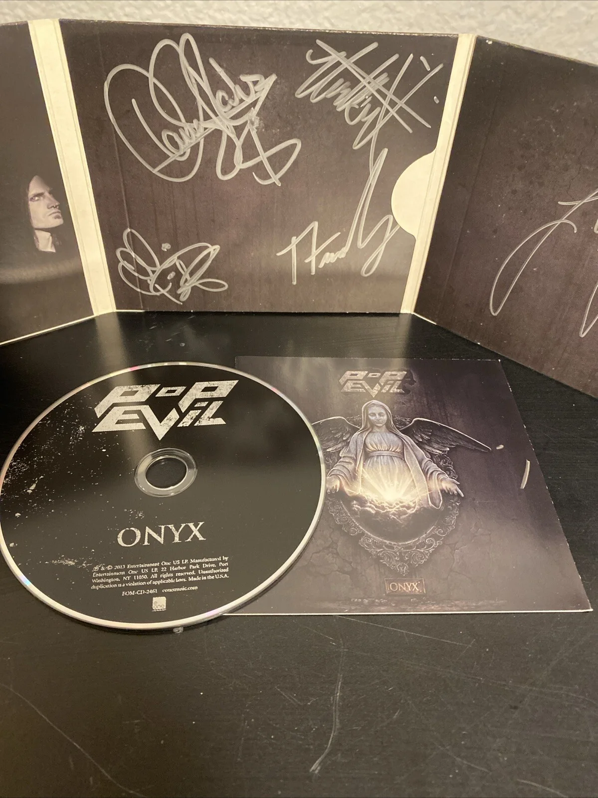 Pop Evil Signed Onyx Album Autograph Very Rare Signed On 2 Parts Of Album, изображение 5