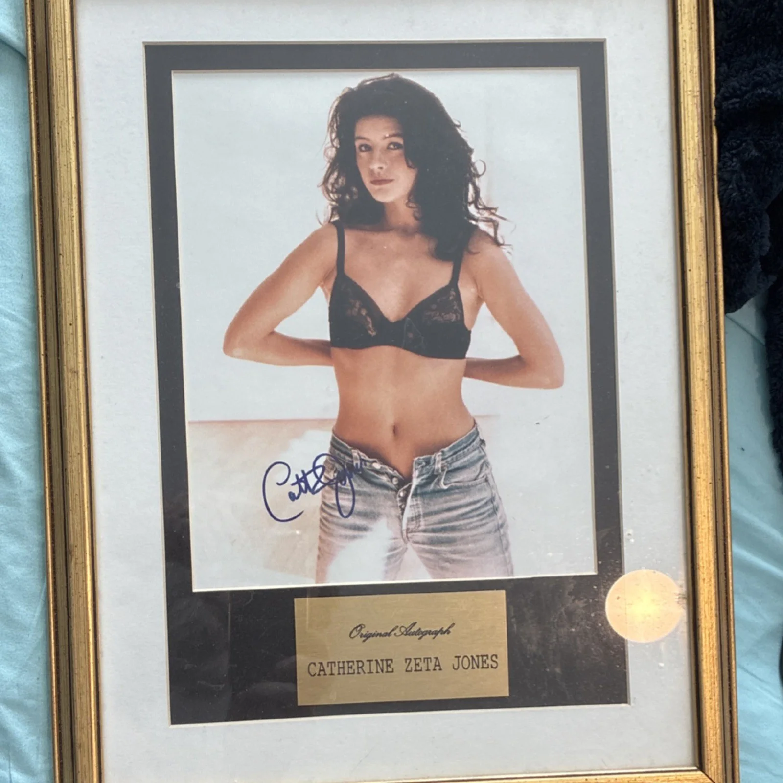 Catherine Zeta Jones — Catherine Zeta Jones Original Signed 8x10 Photo with Certificate of Authenticity, image 2
