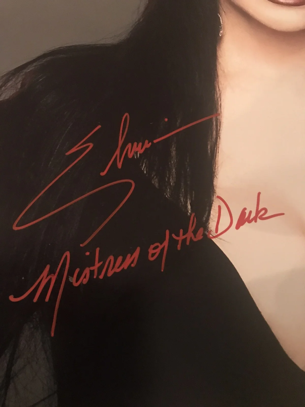 Cassandra Peterson — Cassandra Peterson Autographed 16x20 Elvira Photo w/Insc - Beckett COA, изображение 2