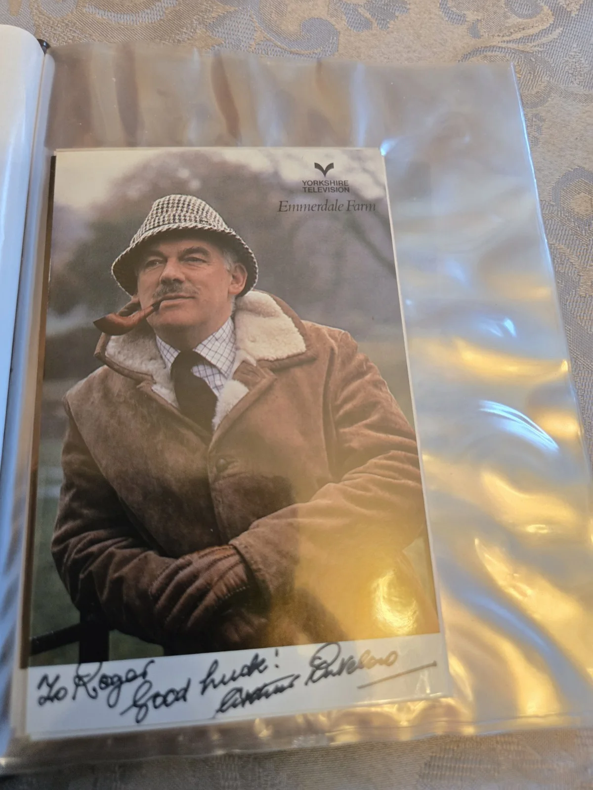 Cast Members — Emmerdale Farm and Doctors over 40 Signed British TV Cast Cards & Promo Photos, изображение 2