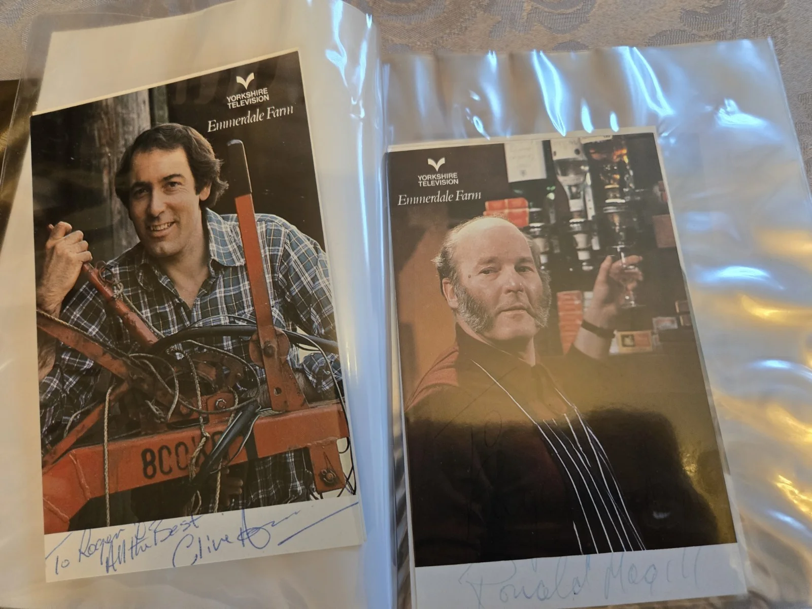 Cast Members — Emmerdale Farm and Doctors over 40 Signed British TV Cast Cards & Promo Photos, изображение 3