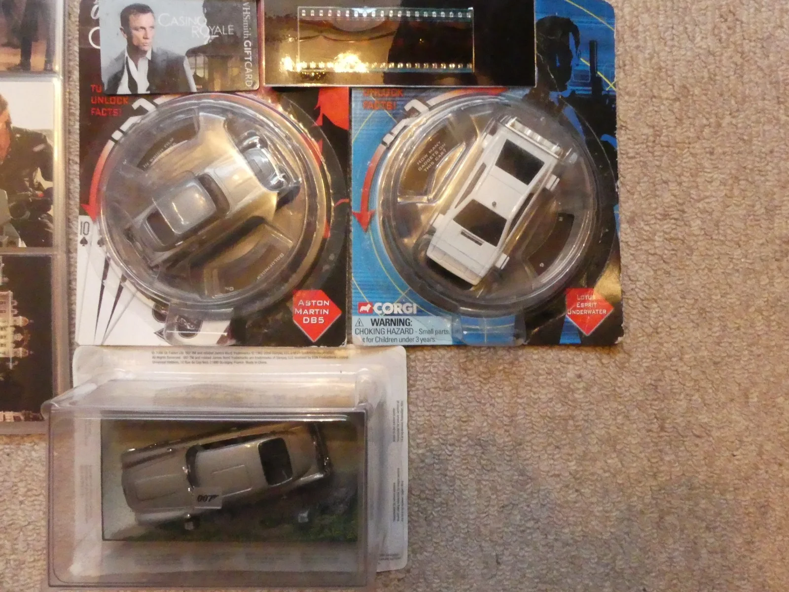 MIXED LOT OF JAMES BOND ITEMS, изображение 5
