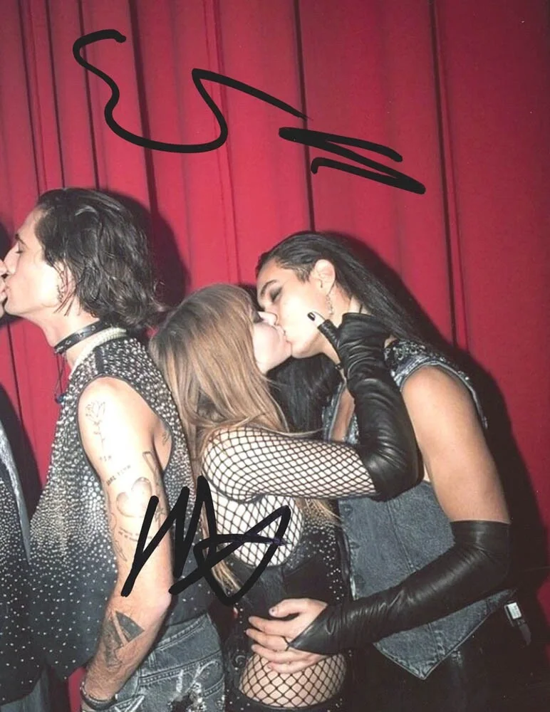 MANESKIN - VICTORIA DE ANGELIS, THOMAS RAGGI, ETHAN TORCHIO — MANESKIN signed 8x10 Photo c EXACT PROOF Victoria De Angelis, Thomas, Ethan ACOA, изображение 5