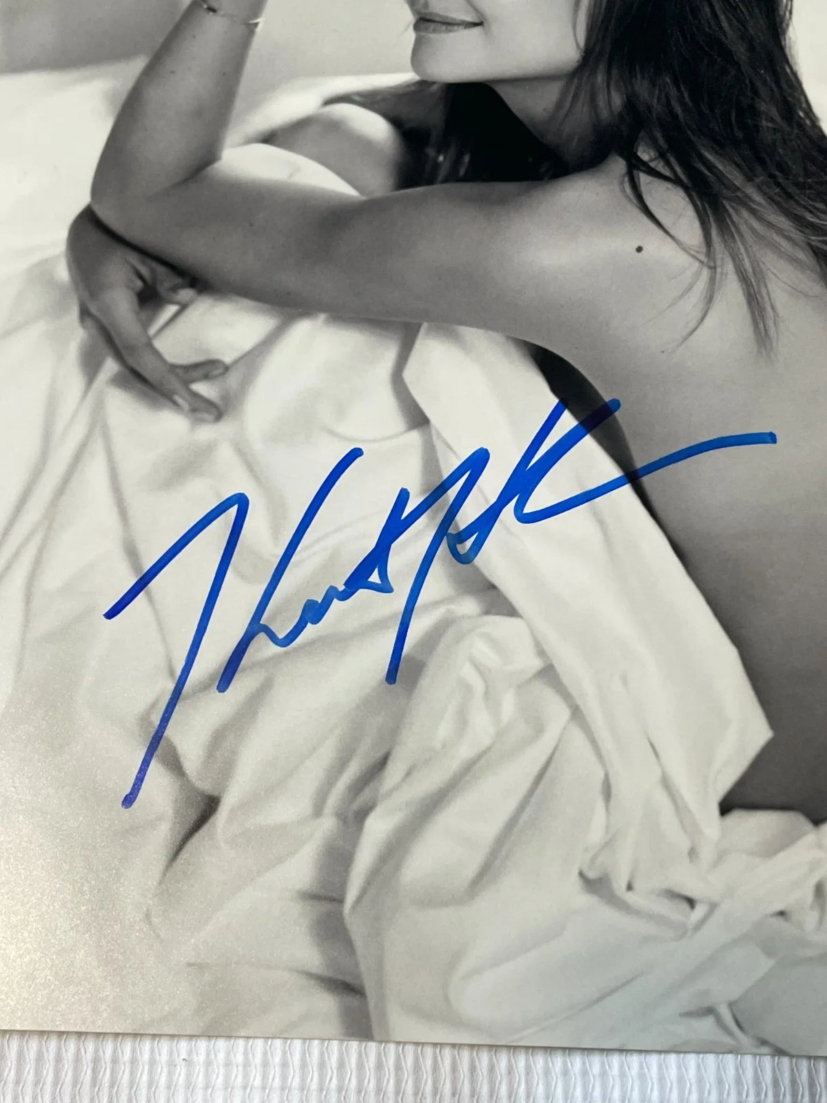 Katie Holmes — Katie Holmes Signed Autographed 8x10 Sexy In Bed Photo Beckett, изображение 2
