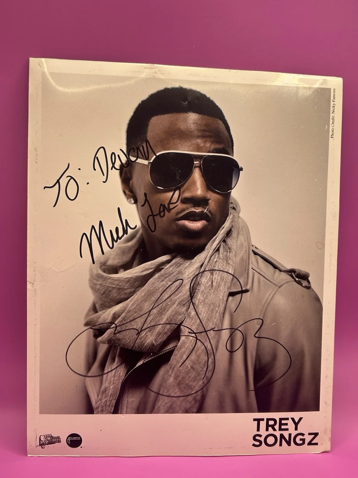 Trey Songz Autographed Record company 8 x 10 signed in record store RARE Promo, изображение 2