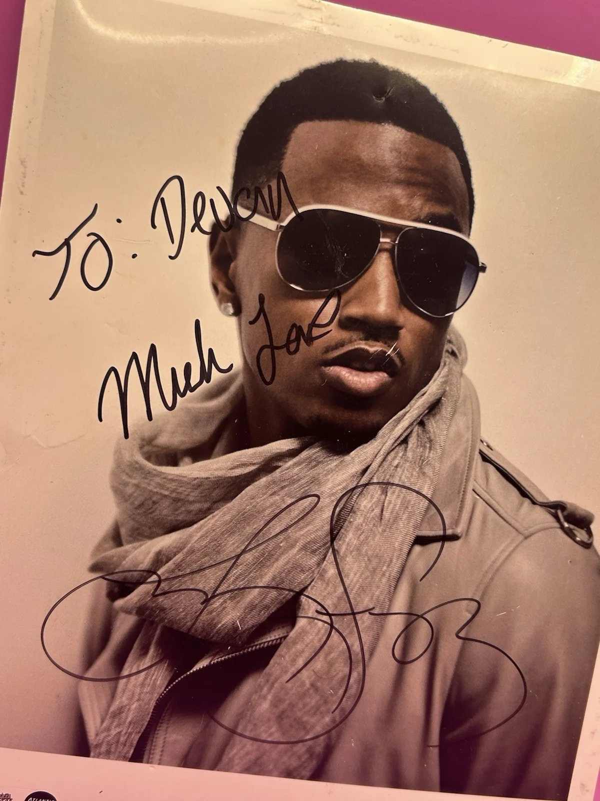 Trey Songz Autographed Record company 8 x 10 signed in record store RARE Promo, изображение 3