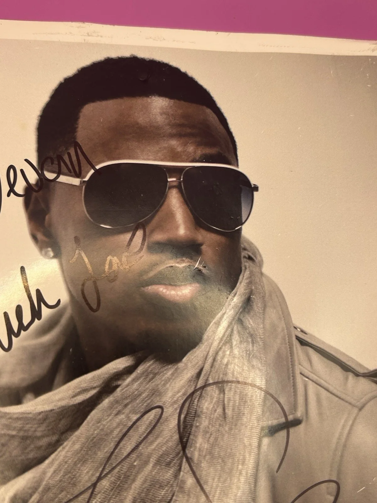 Trey Songz Autographed Record company 8 x 10 signed in record store RARE Promo, изображение 5