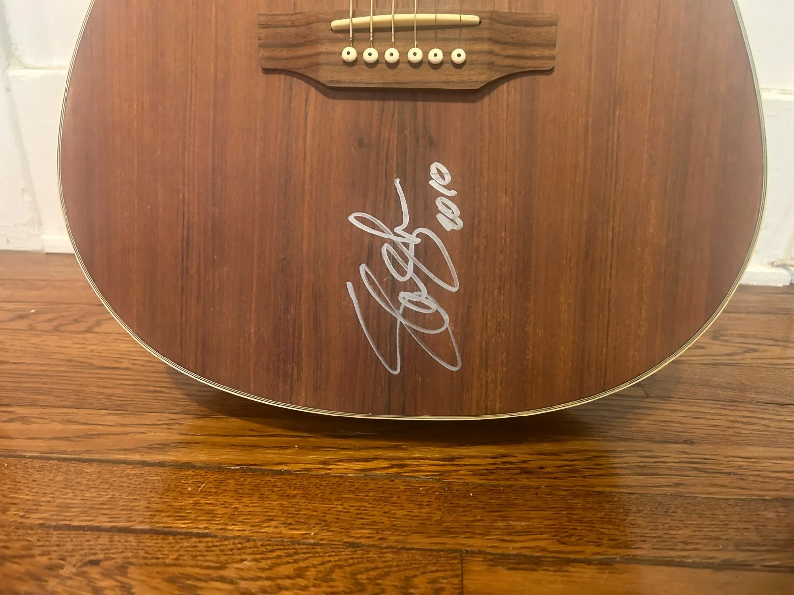 GUNS N ROSES SLASH SIGNED ACOUSTIC GUITAR IN 2010 Axl Rose GNR Conspirators, изображение 4