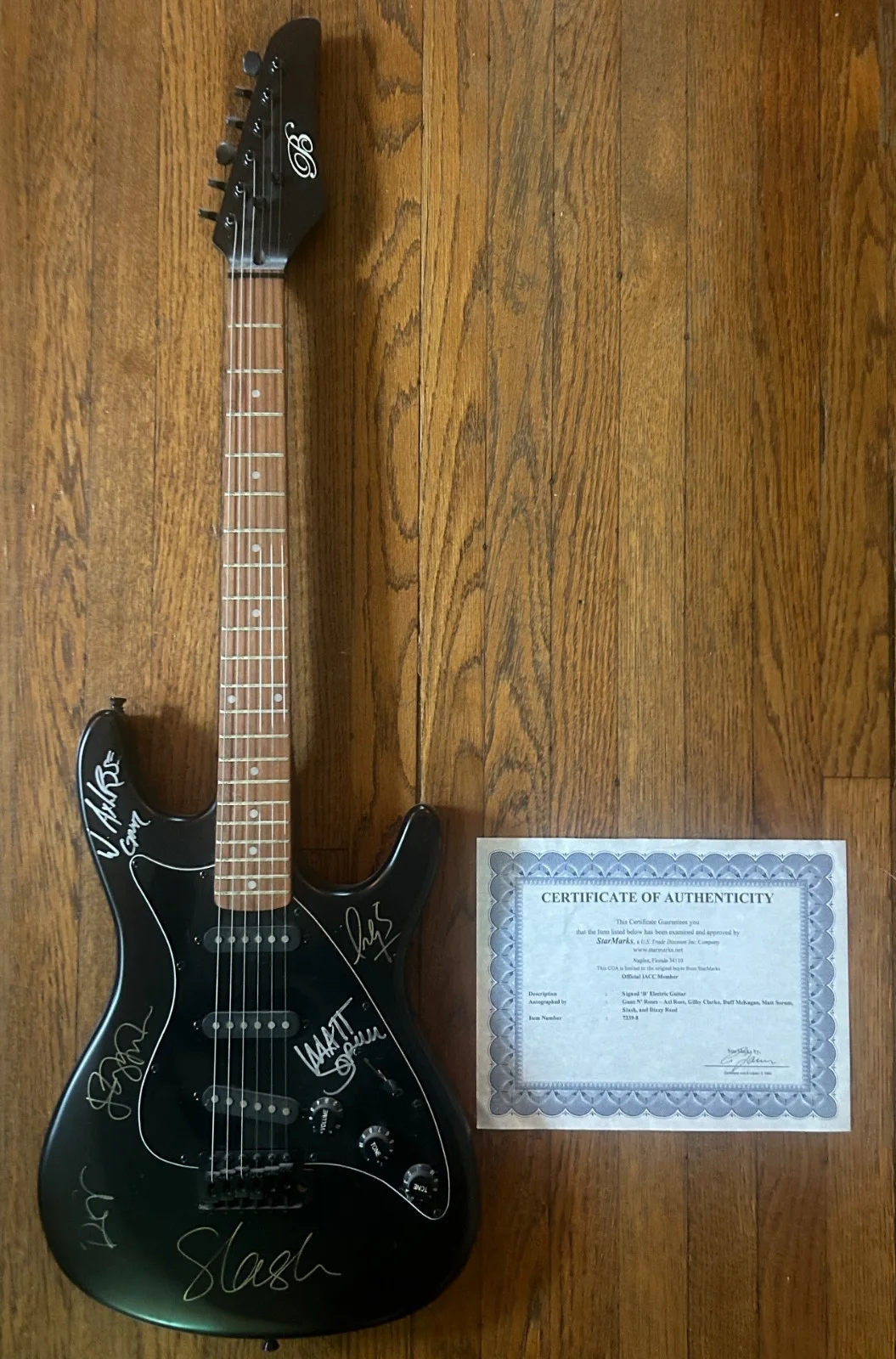 GUNS N ROSES SIGNED GUITAR 1992 COA Axl Rose Slash Gilby Clarke Dizzy Duff Sorum, изображение 2