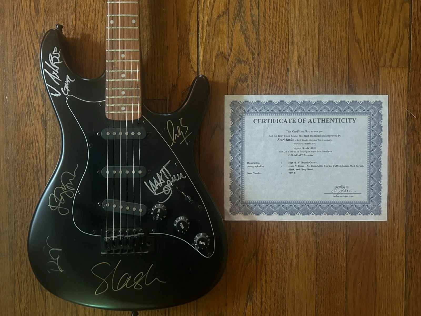 GUNS N ROSES SIGNED GUITAR 1992 COA Axl Rose Slash Gilby Clarke Dizzy Duff Sorum, изображение 3