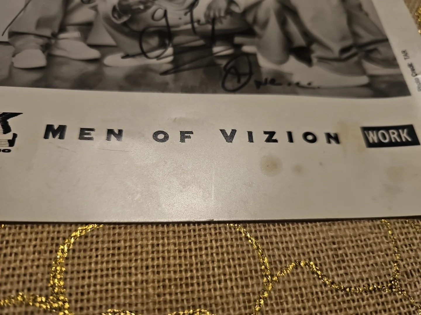 AUTHENTIC MEN OF VIZION GROUP SIGNED 10X8 PHOTO, изображение 2