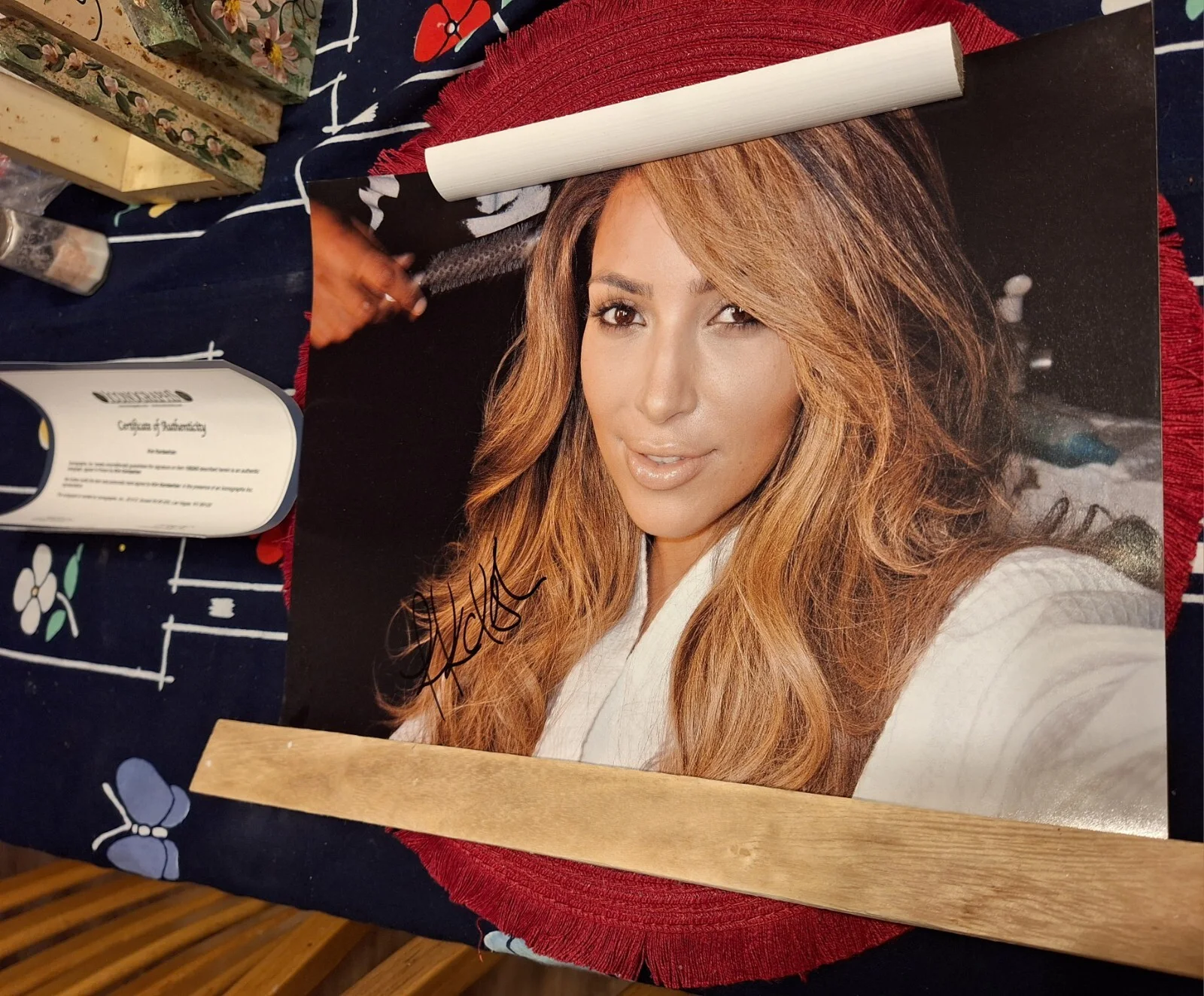 Kim Kardashian West — Kim Kardashian Hand Signed Autograph 11x14 Photo COA, изображение 2