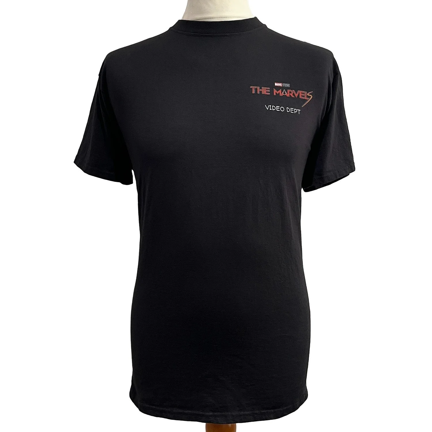 THE MARVELS Cast & Crew T-Shirt M Video Dept Movie Film Marvel Studios Gift MCU, image 2
