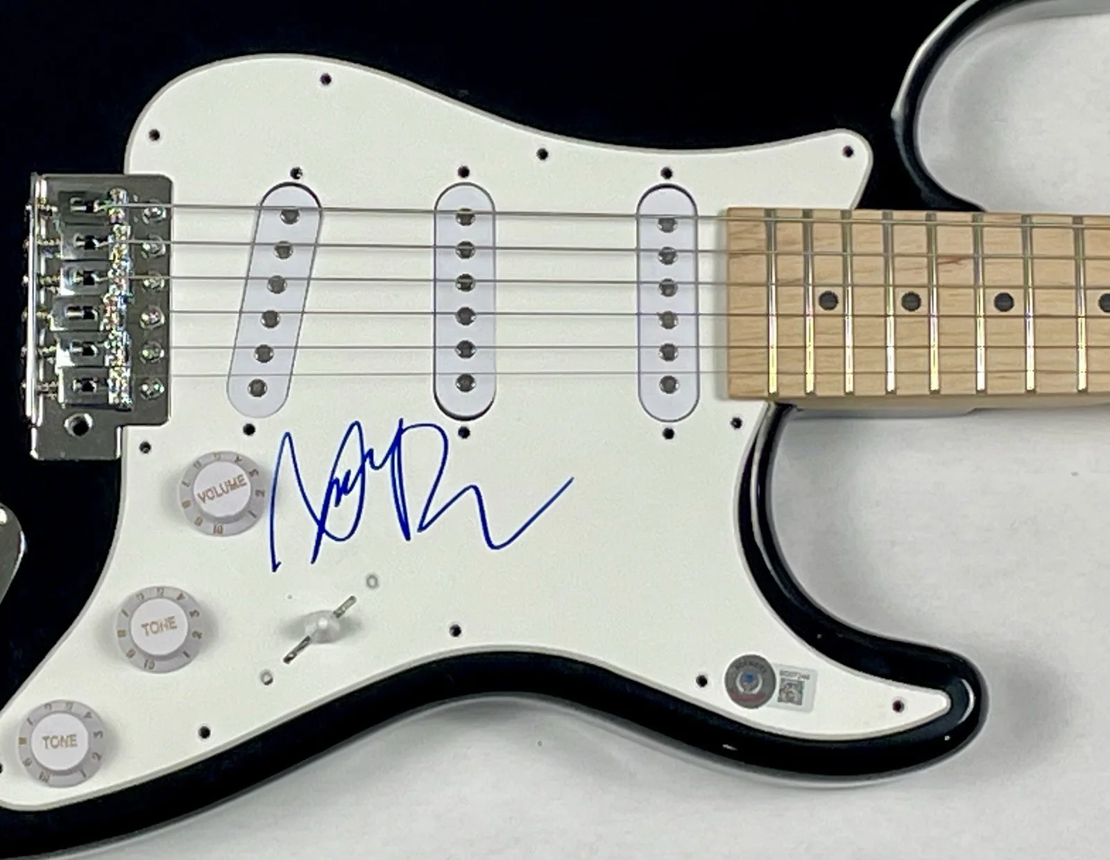 Dan Reynolds Imagine Dragons Signed Autograph Electric Guitar Singer Beckett COA, image 4