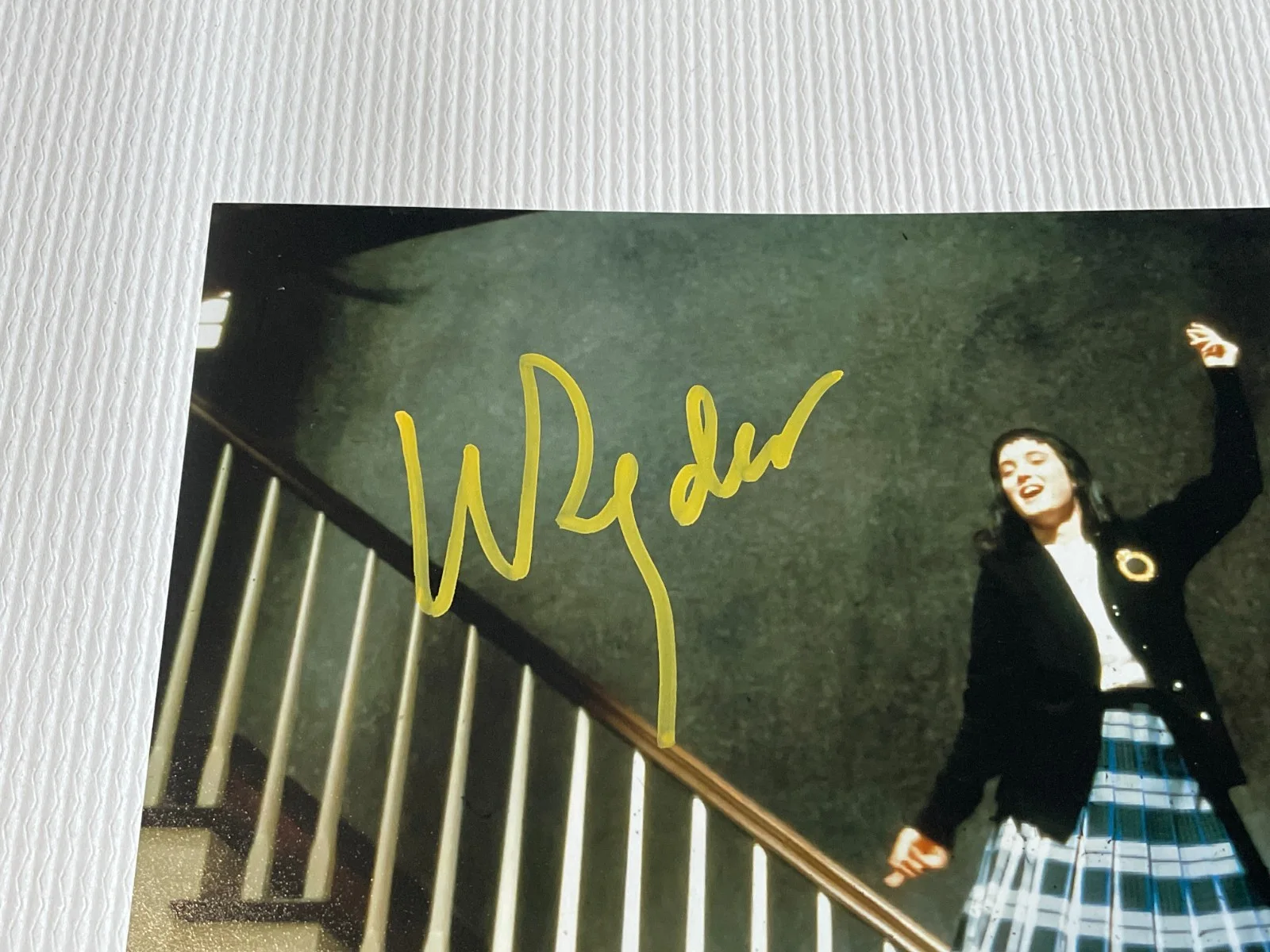 Winona Ryder — Winona Ryder Signed Autographed 8x10 Beetlejuice Stairs Photo SWAU, изображение 2