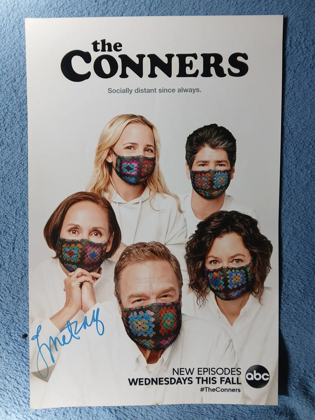 laurie metcalf — LAURIE METCALF Hand Signed THE CONNERS 11X17 Photo 📸