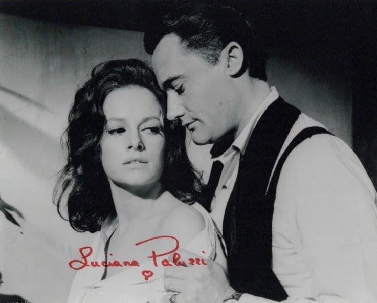 LUCIANA PALUZZI — LUCIANA PALUZZI IN PERSON SIGNED PHOTO FROM THE TV SERIES THE MAN FROM UNCLE