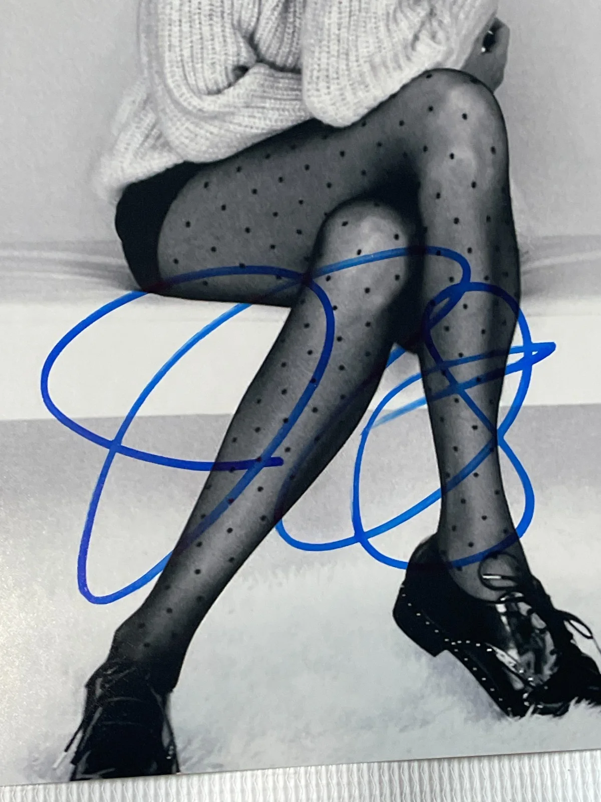 Julia Roberts — Julia Roberts Actress Signed Autographed 11x14 Sexy Smiling Photo PSA, image 2