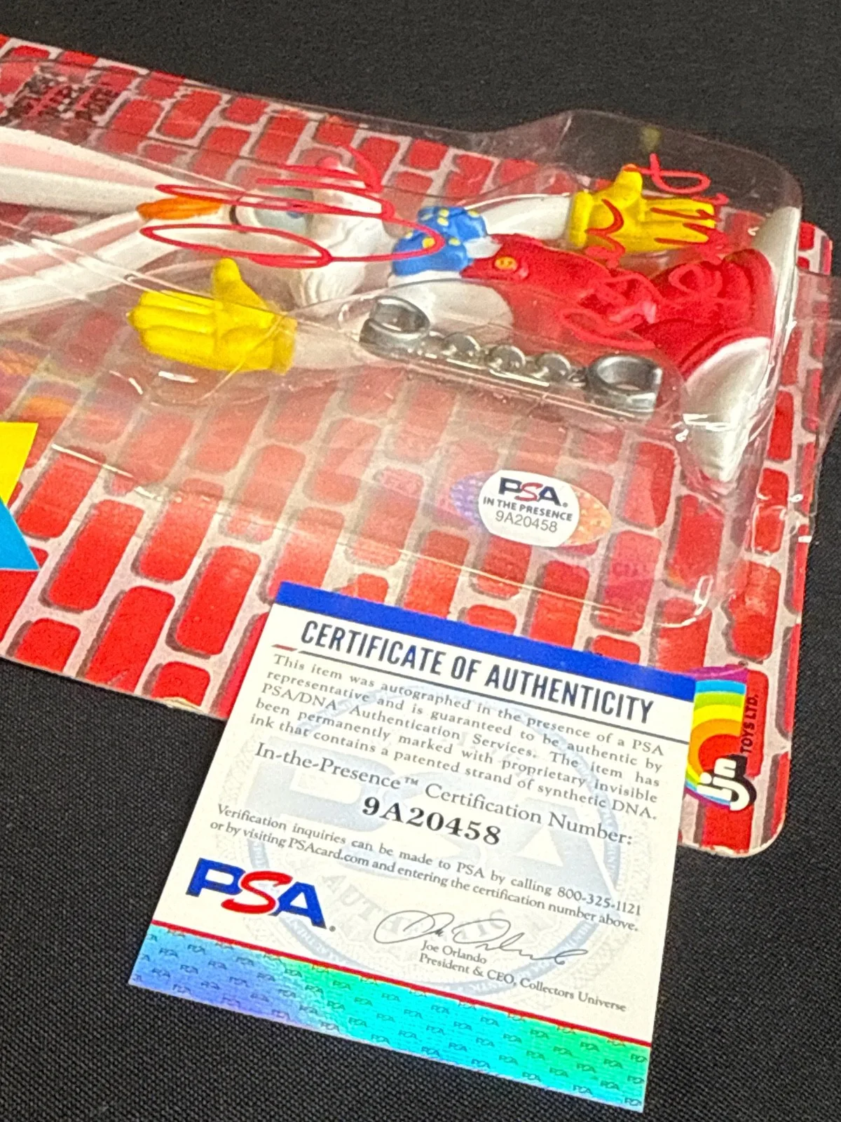 Charles Fleischer — Charles Fleischer Signed Who Framed Roger Rabbit Toy Figure PSA 9A20458, image 4