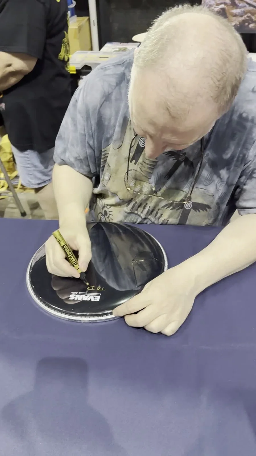 Iron Maiden Derek Riggs Autograph Signed 12” Drum Head Eddie Sketch Photo Proof, изображение 2