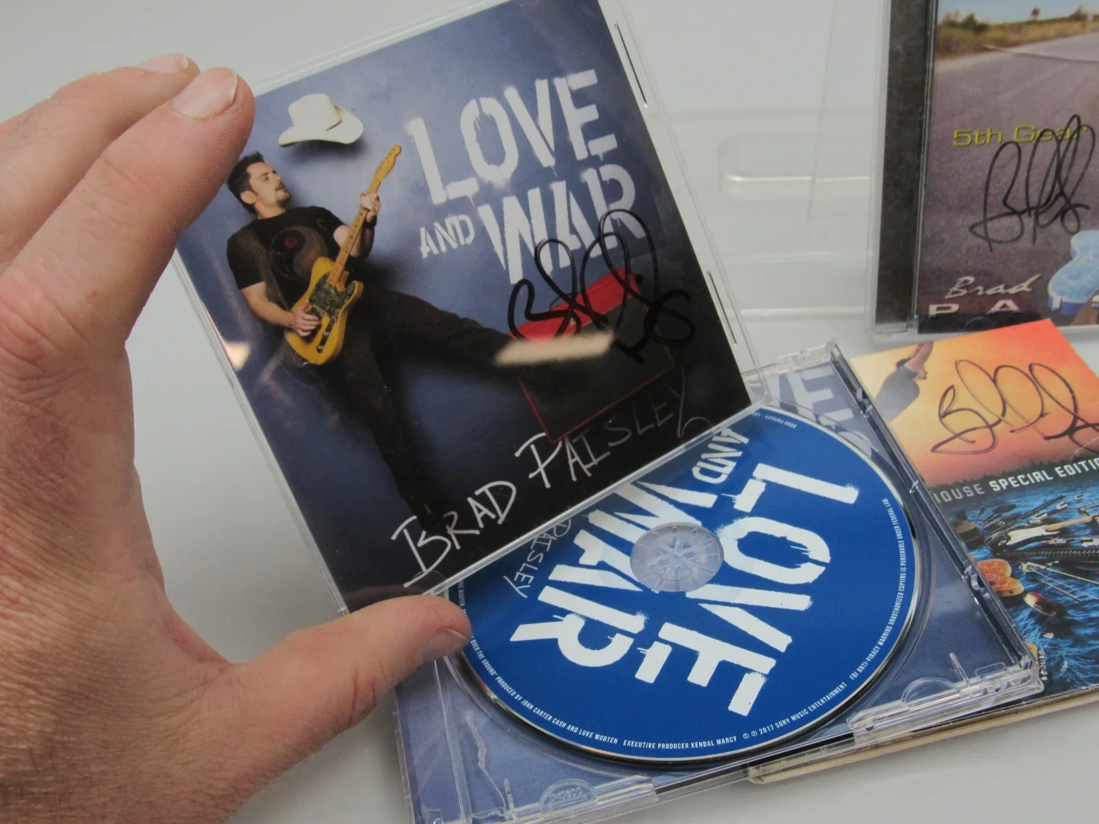 3 Brad Paisley SIGNED CD Lot Wheelhouse 5th Gear Love and War Autographed, image 3
