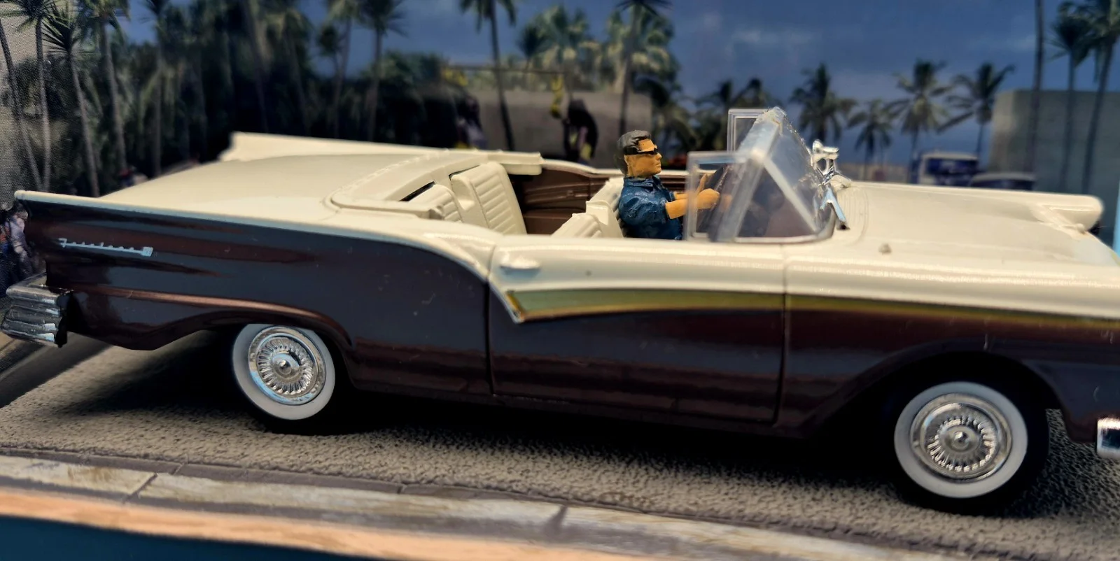JAMES BOND 007 PIERCE BROSNAN DIE ANOTHER DAY DISPLAY MODEL, image 5