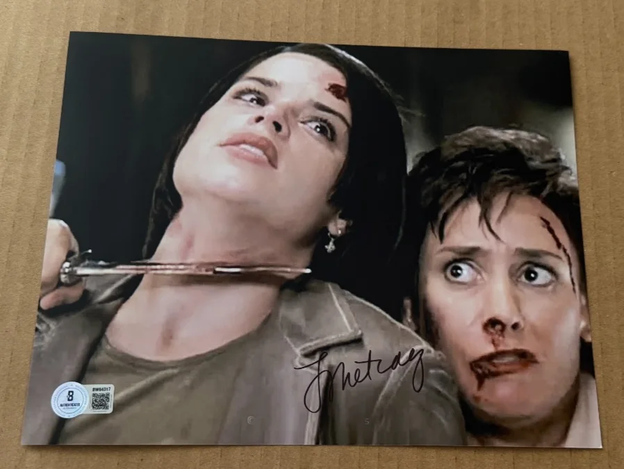 LAURIE METCALF — LAURIE METCALF SIGNED SCREAM 8X10 PHOTO BECKETT BAS HAND SIGNED #3