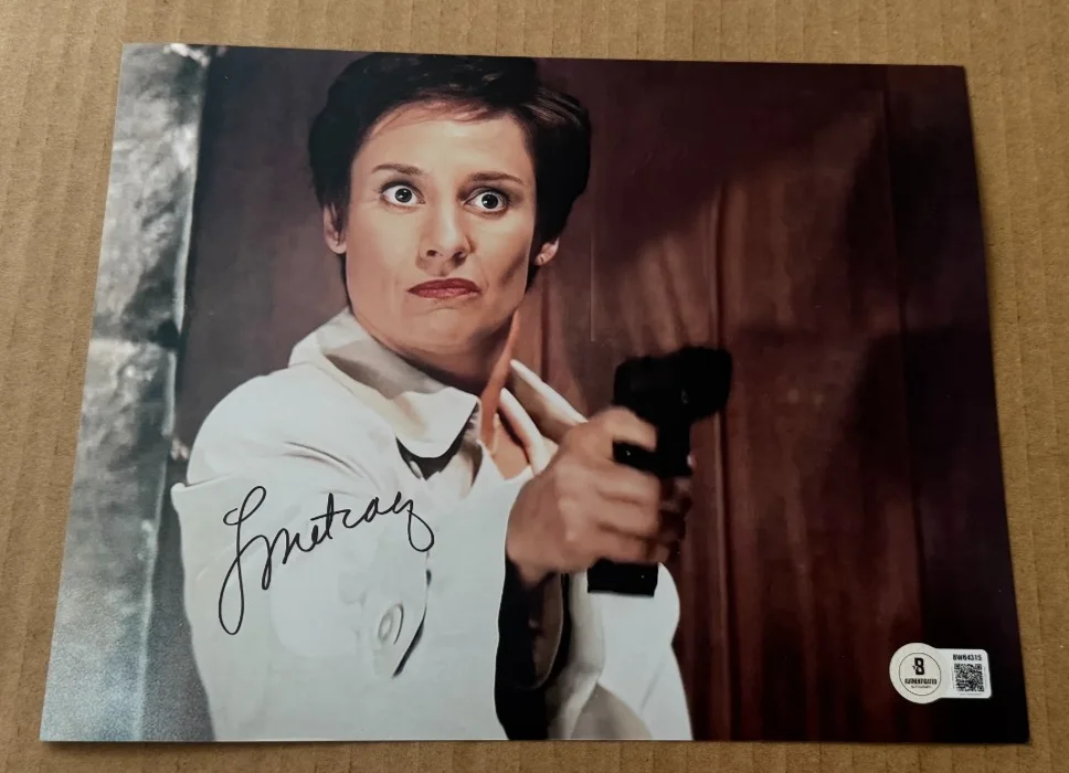 LAURIE METCALF — LAURIE METCALF SIGNED SCREAM 8X10 PHOTO BECKETT BAS HAND SIGNED #2