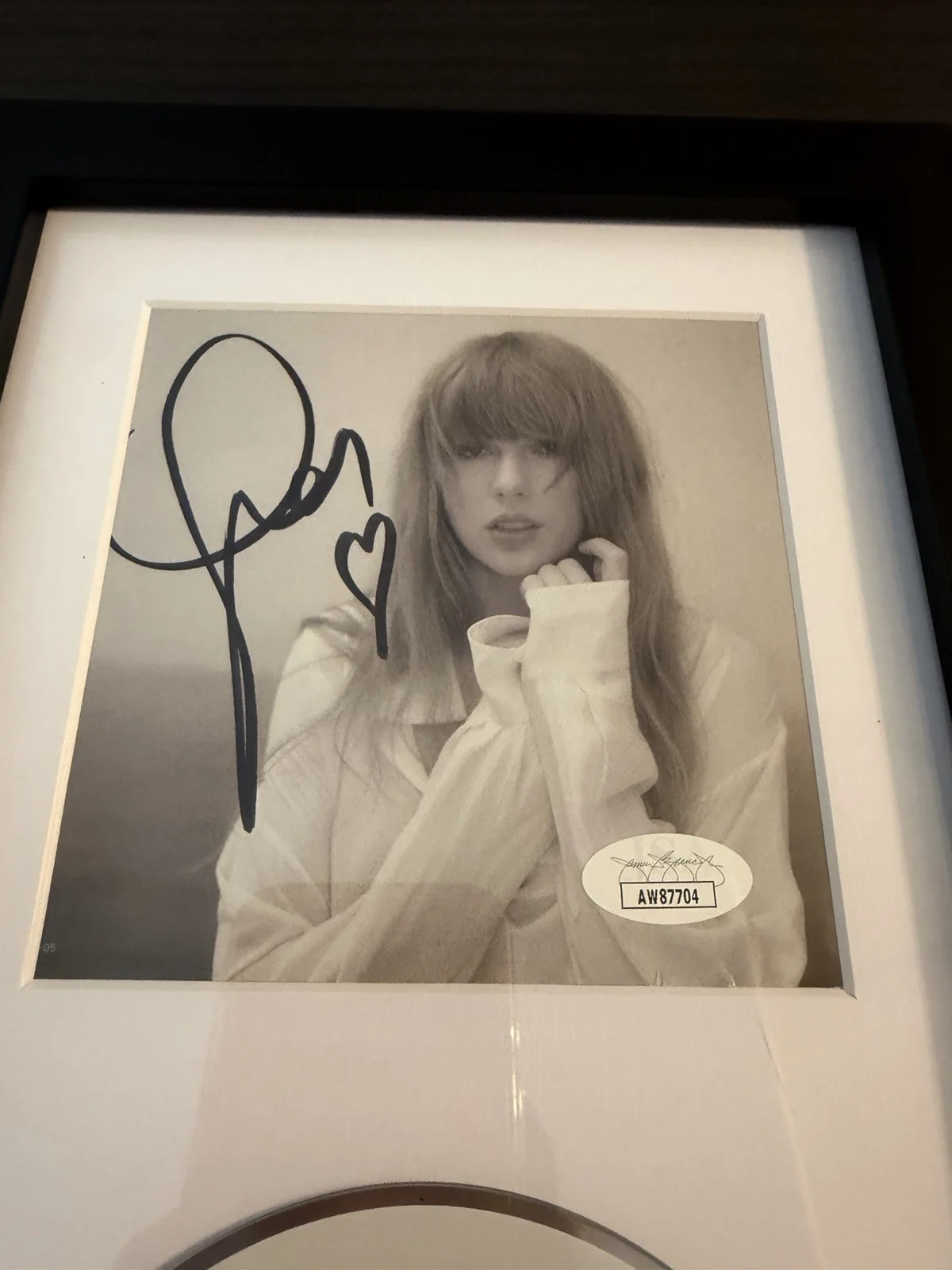 TAYLOR SWIFT CD TORTURED POET DEPARTMENT WITH HEART SIGNED PHOTO JSA COA TTPD, image 2