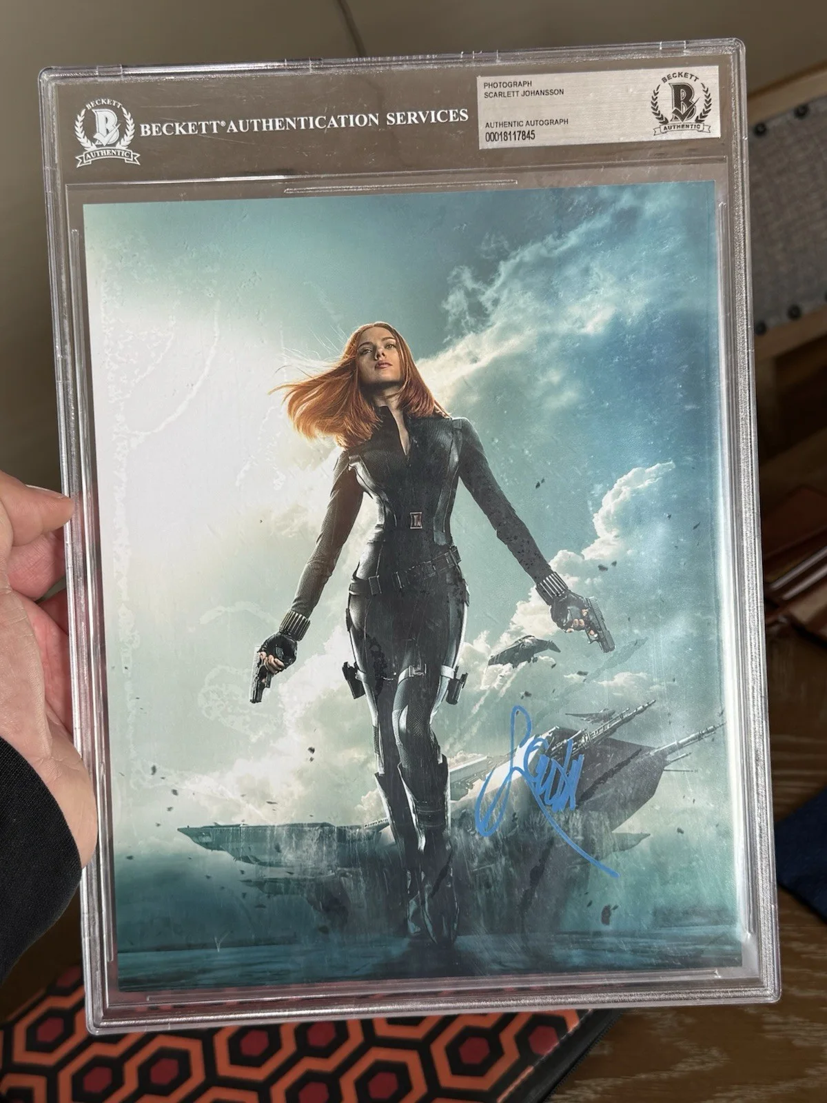 scarlett johansson — Scarlett Johansson Black Widow Authentic Signed 8x10 Photo Beckett BAS Slabbed, изображение 2