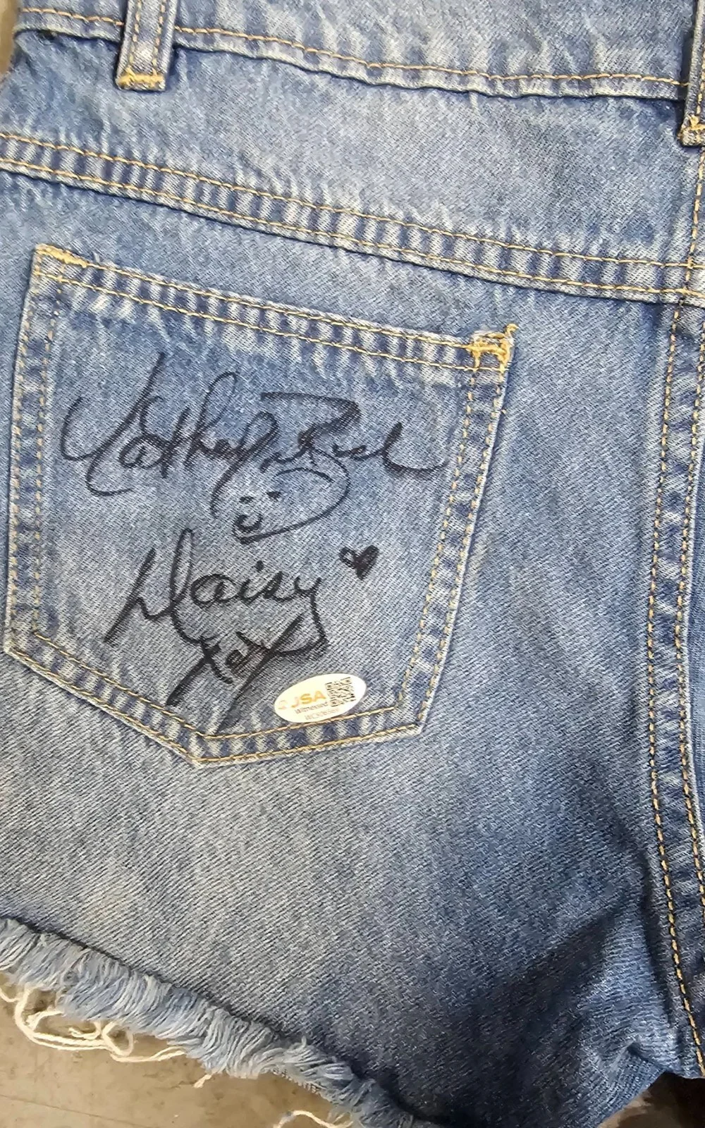 Catherine Bach — THE DUKES OF HAZZARD Signed CATHERINE BACH Daisy Duke Shorts Autograph JSA COA, изображение 2