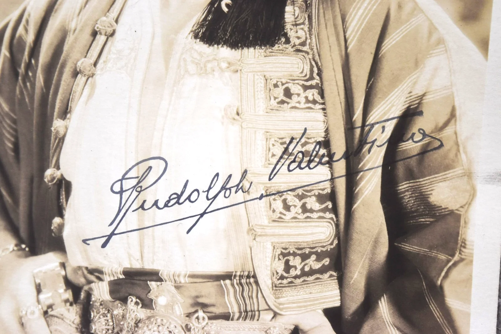 Rudolph Valentino Hand Signed Photo 6 1/2"X8 1/2", изображение 2