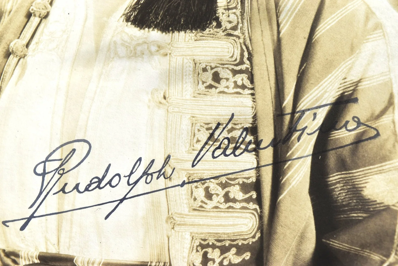 Rudolph Valentino Hand Signed Photo 6 1/2"X8 1/2", изображение 3