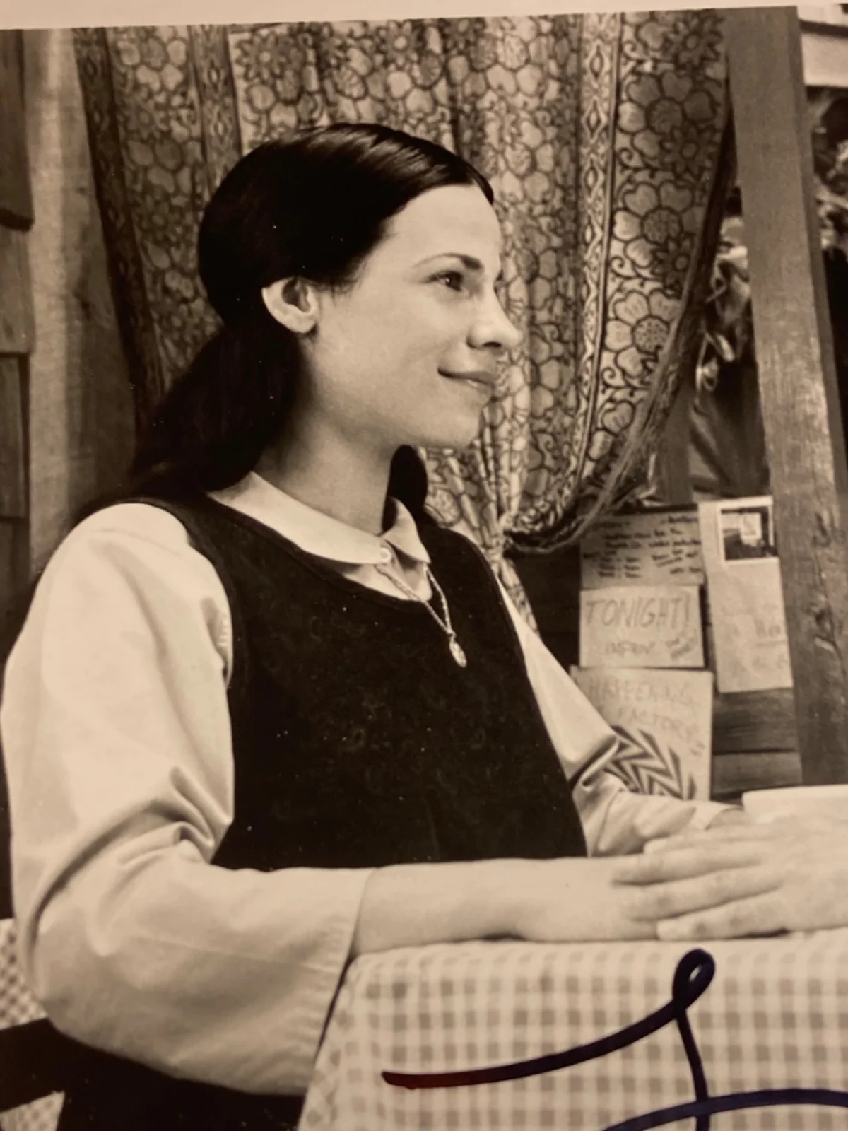 Hand SIGNED Lili Taylor 10x8 Vintage Photo - Household Saints (1993) as Teresa, изображение 3
