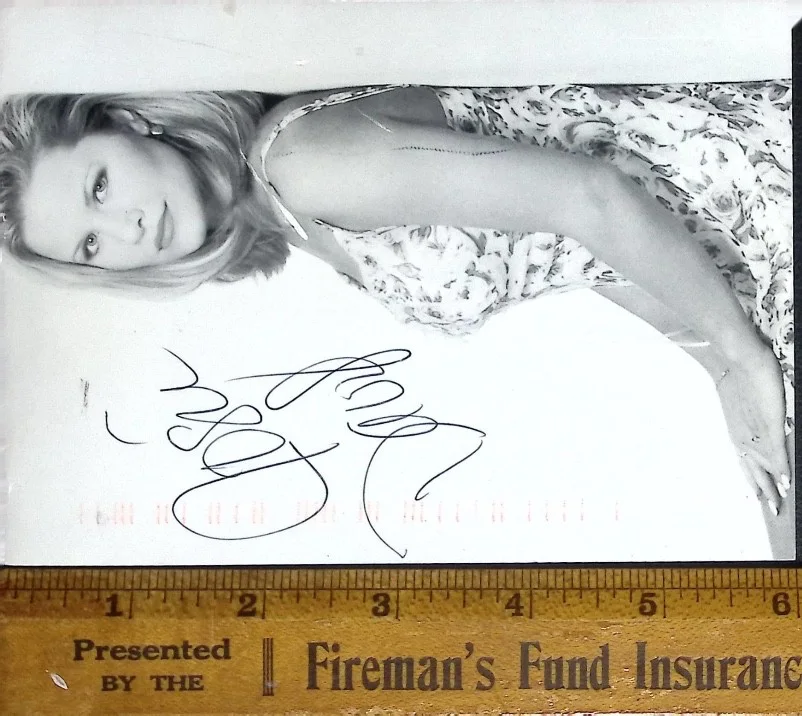 Autographed Actress Black And White Photo Postmarked 1997 Signed Portrait, изображение 3