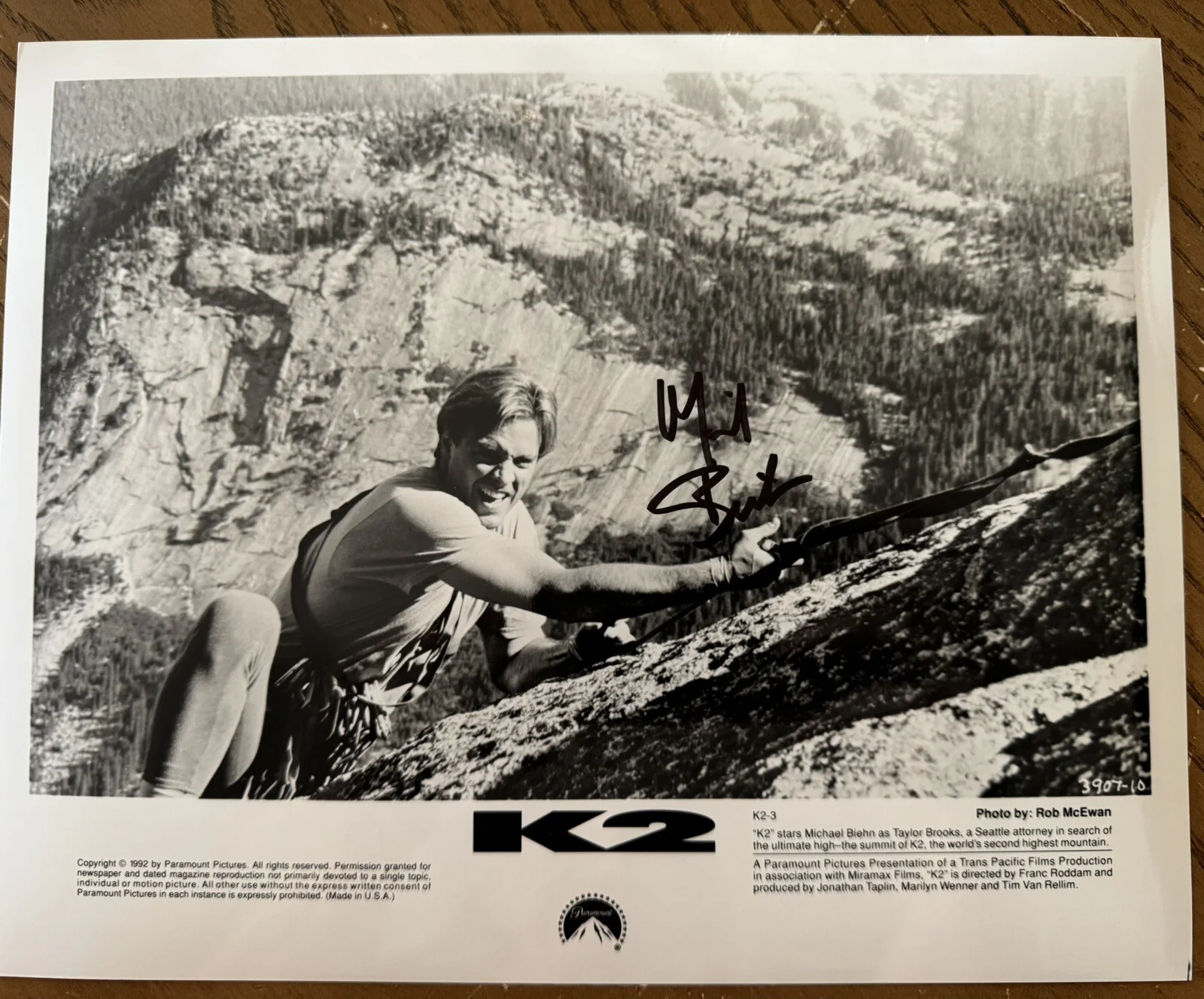 Michael Biehn — Michael Biehn Signed 8 X 10 Black-And-White Photo Movie K2, image 2